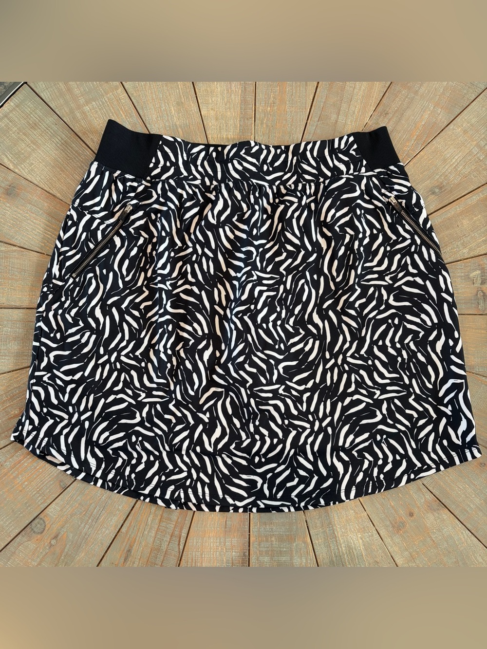 Lane Bryant LIVI Active Mid-Rise Stretch Woven Skort in zebra print - 14/16.